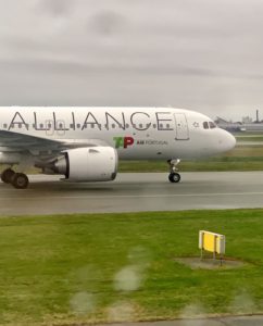 TAP Air Portugal i Københavns Luftahavn på en regnvejrsdag (foto: Kenneth Karskov)