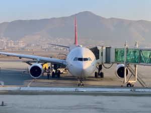 Turkish Airlines Airbus A330 flyet med Kabuls bjerge i baggrunden (foto: Kenneth Karskov)