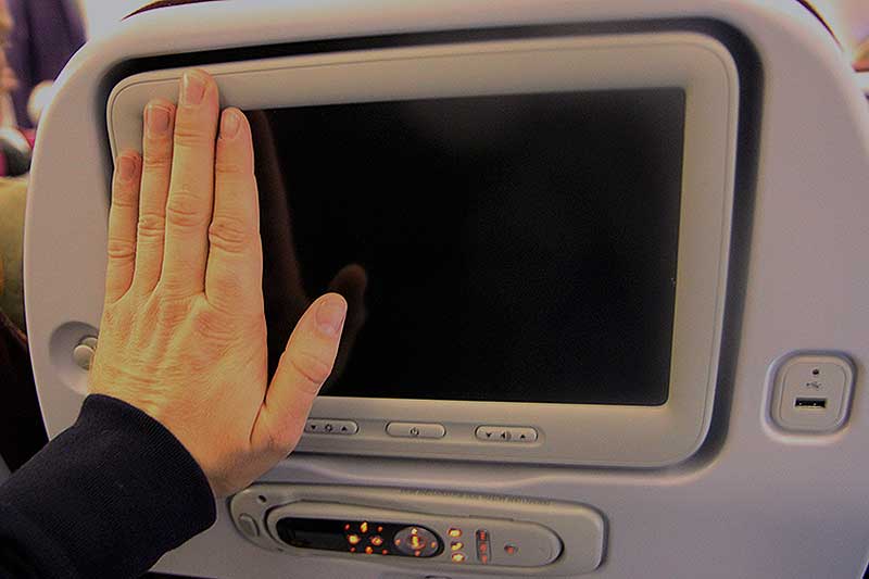 Det nye Thai fly har en god, stor skærm. Du kan selv starte og stoppe filmene. Bemærk også USB stikket.