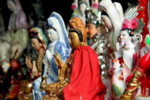 Xiamen er en by i Sydkina, som byder på det mest charmerende ved Kina. Disse statuer står ved byens smukke Nanputuo Tempel (foto: Kenneth Karskov)