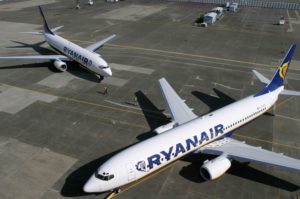 Ryanair fly på lufthavnens asfalt (foto: Ryanair /PR)
