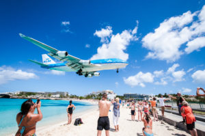 KLM Boeing 747-400 under indflyvning til lufthavnen på St. Maarten (Foto: KLM / PR)